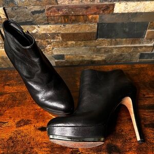 Vince Camuto Dira Black and Gold leather platform bootie Size 7.5